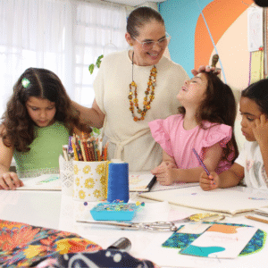 Este verano, la moda se aprende con aguja, hilo y mucha actitud en la Academia Tommie Hernández